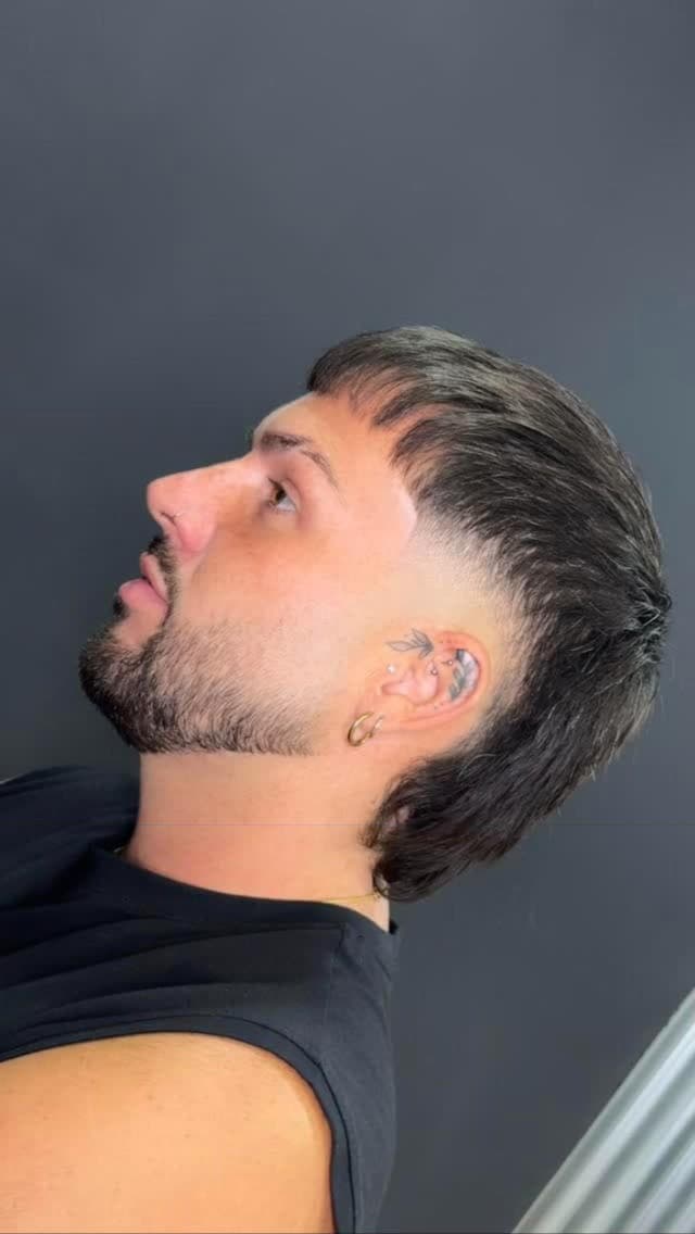 Mullet con fade y barba perfilada